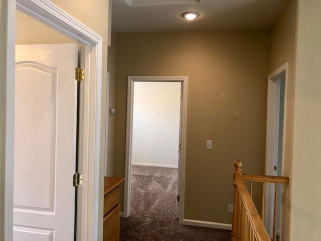 Building Photo - Gorgeous 2-Story 3 Bedroom, 2.5 Bath Home with 2 Car Garage Located in Folsom is Available NOW!