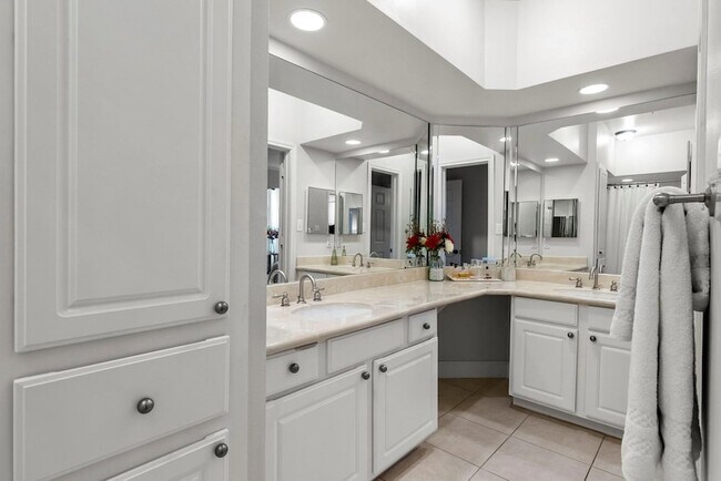 Building Photo - 7701 Rialto Blvd