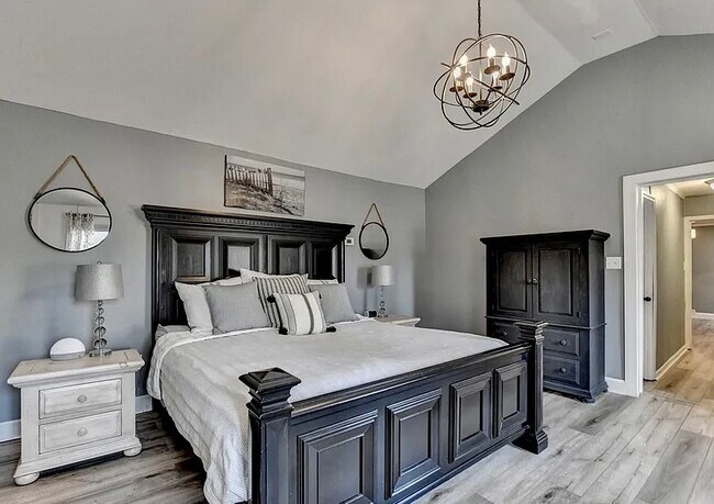 Building Photo - 561 Russell Rd