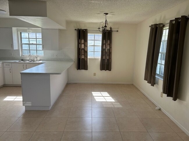 Building Photo - Well maintained 1/1 in a 55+ community