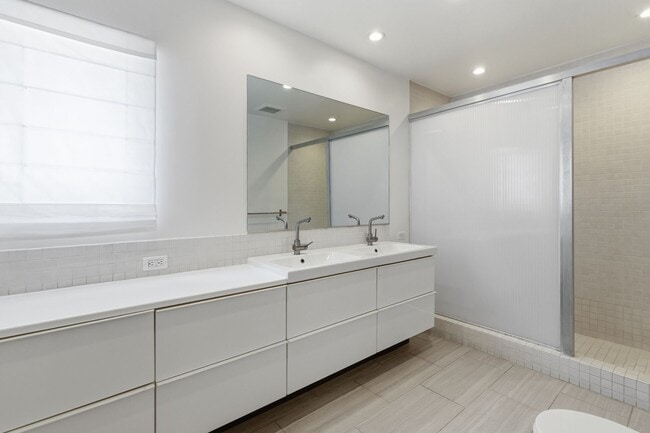 Building Photo - Amazing Del Rey House Available