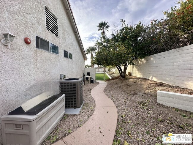 Building Photo - 9939 Vía Real