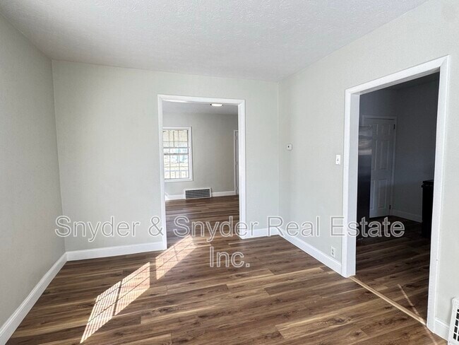 Building Photo - 143 Gale St