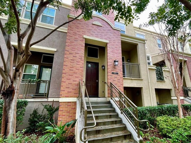 Primary Photo - Stunning 2 Bedroom/2.5 Bath Townhouse loca...