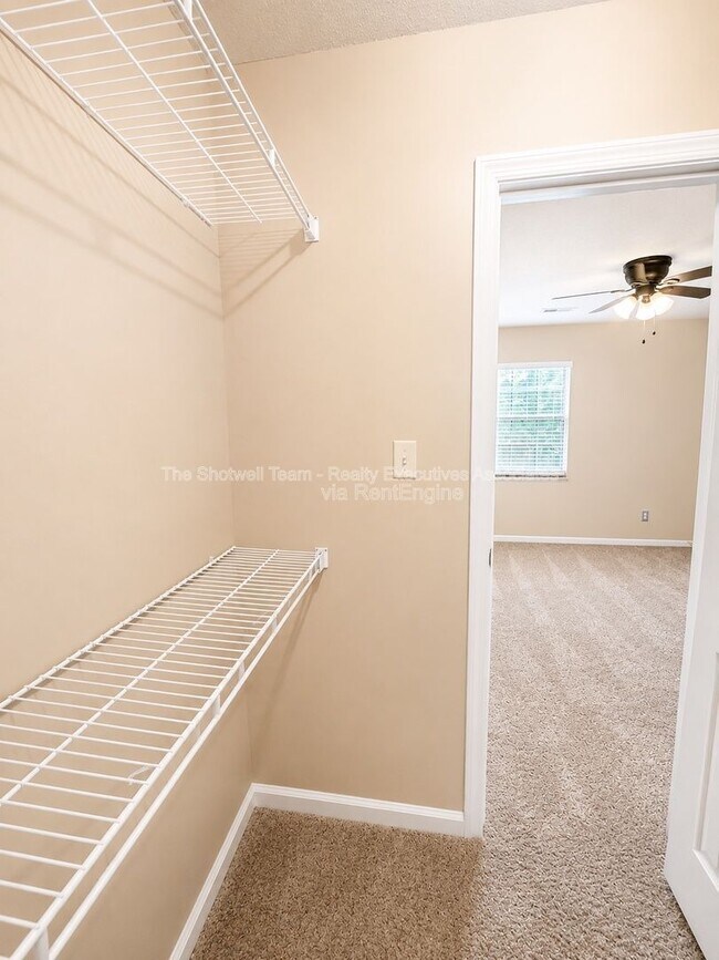Building Photo - 437 S Gallaher View Rd