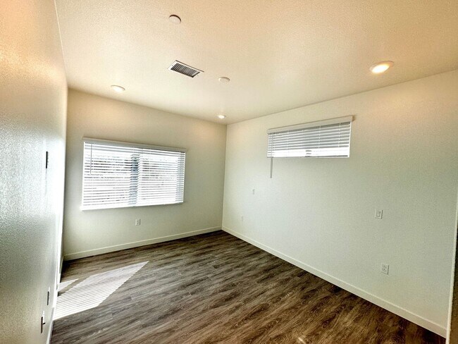 Building Photo - FIRST MONTH FREE! 2 Bedroom / 2 Bathroom o...