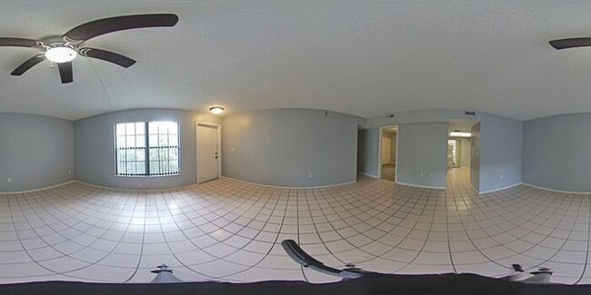 Building Photo - 3 Bedroom Condo, close to airport & shoppi...