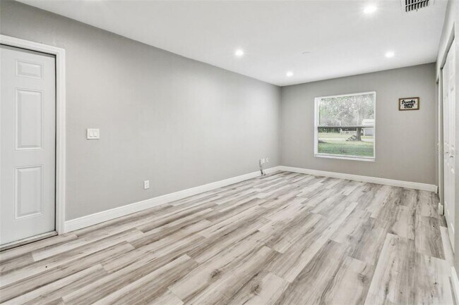 Building Photo - 6005 Lakeside Dr