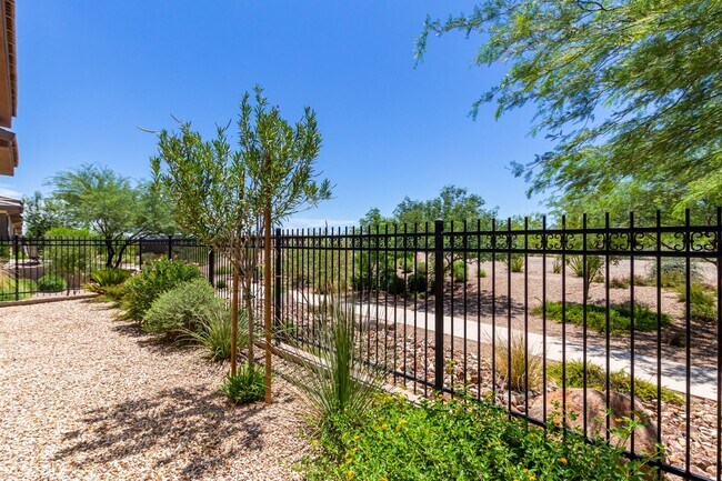 Building Photo - Gorgeous 2 bedroom / 2 bath townhome locat...