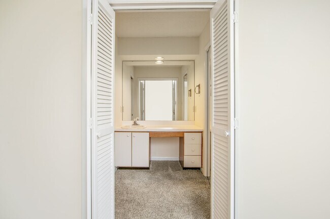 Building Photo - COMING SOON! Cozy 2bd/2ba Townhome Nest in Watersedge