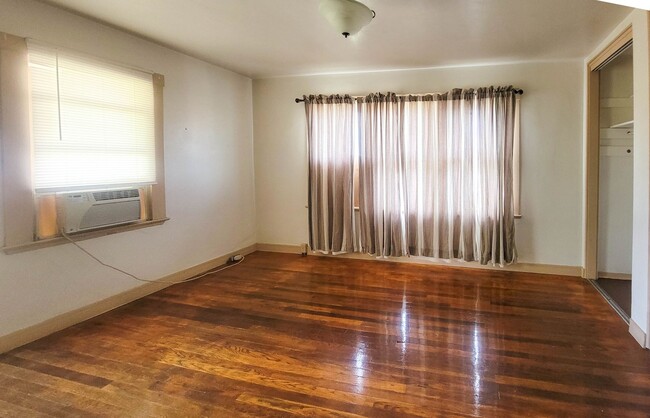 Building Photo - Walking Distance to UTEP!