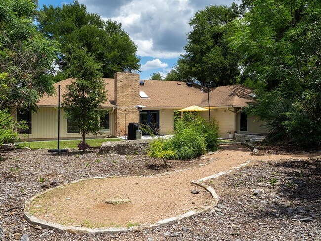 Building Photo - 2110 Wychwood Dr