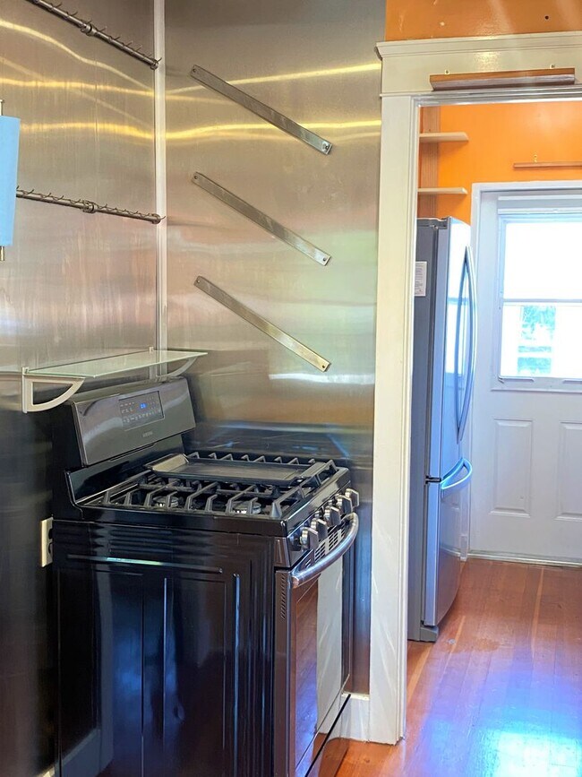 Building Photo - CHARMING! BACKYARD OASIS! REAL HARDWOOD FLOORS! FULL SIZED WASHER/DRYER! OFF OF ADAMS AVE!