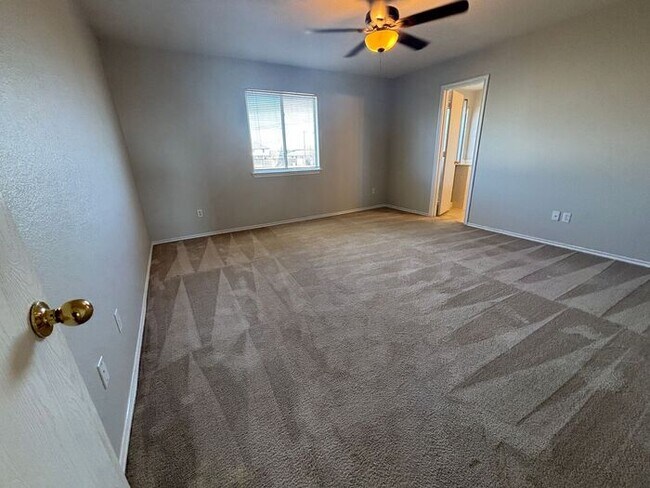 Building Photo - Spacious & Bright 4-Bedroom Home with Mode...