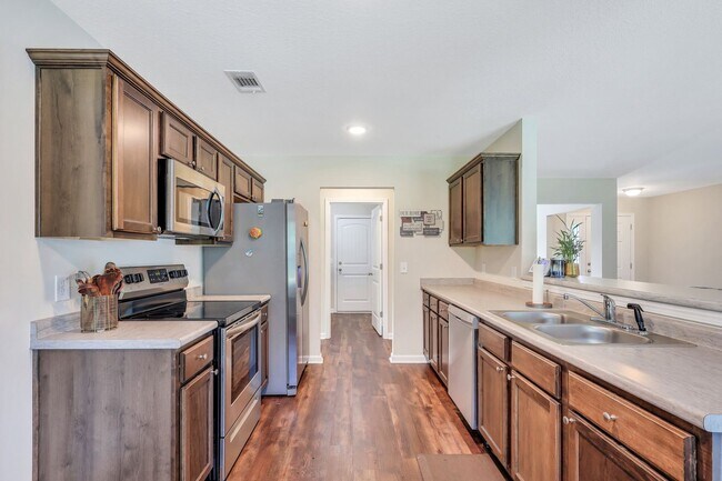 Building Photo - AVAILABLE MID-APRIL 2026! (Pet Friendly)