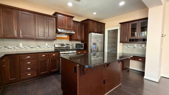 Building Photo - Spacious 4-Bed Home with Loft & Covered Patio in North Creek
