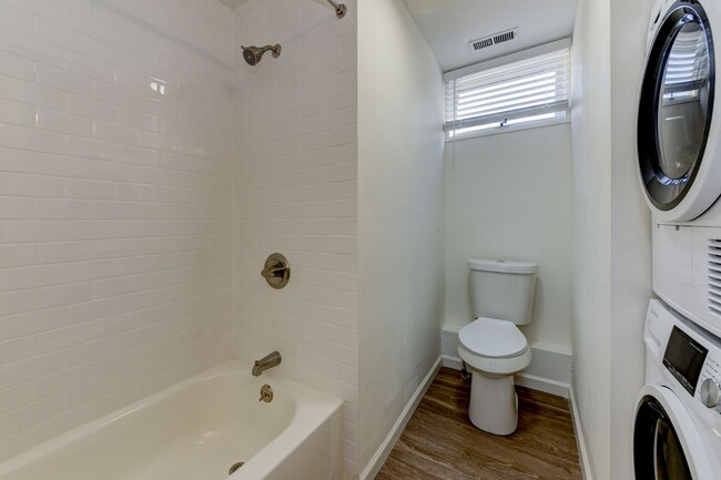 Building Photo - 2025 Pre-Leasing RENOVATED Rare 2 Bedroom ...