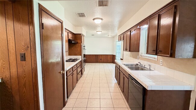 Building Photo - 18010 Blundell Dr