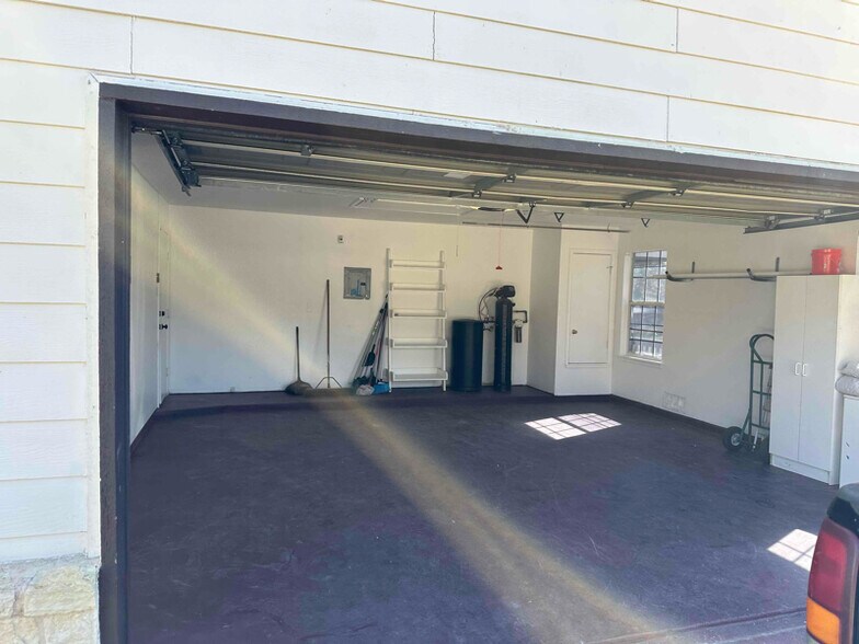 Building Photo - 9008 Gainsborough Dr