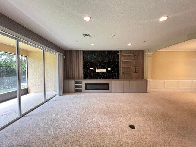 Building Photo - Great townhouse -  available now!