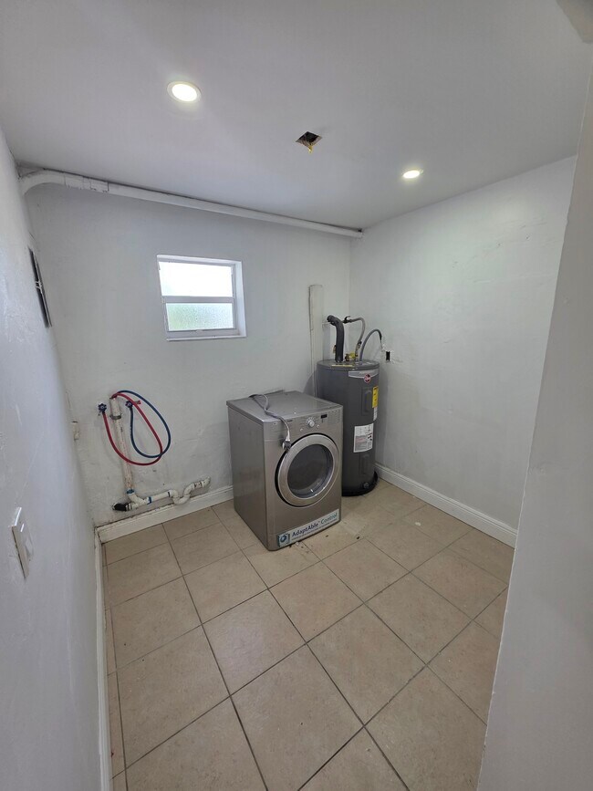 Building Photo - 681 SW 29th Ter