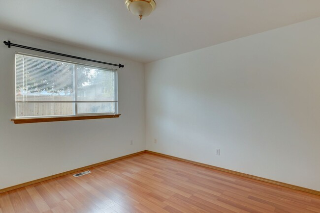 Building Photo - 3 bedroom 2 bath home *Short Term Lease Th...