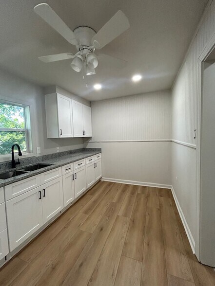 Kitchen with granite counters - 303 W Athens St