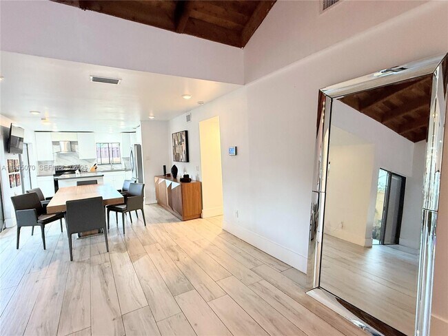 Building Photo - 20429 NE 10th Ct Rd