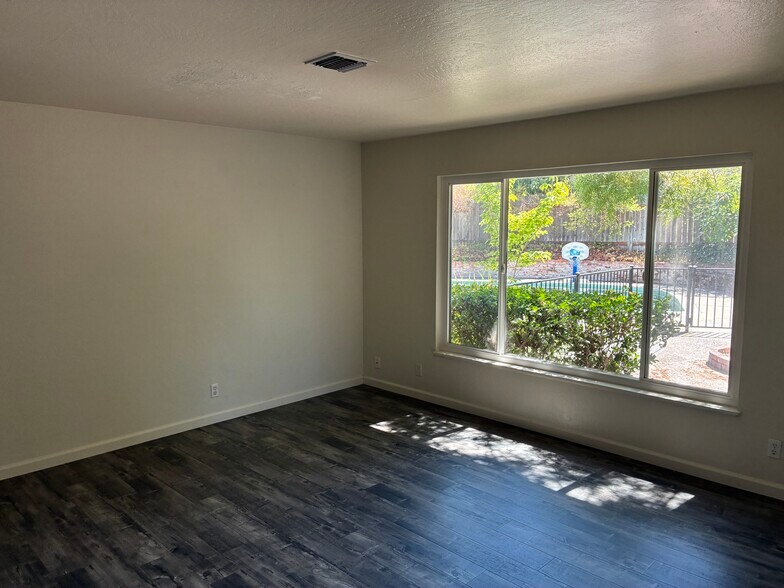 Building Photo - 8375 Acorn Dr