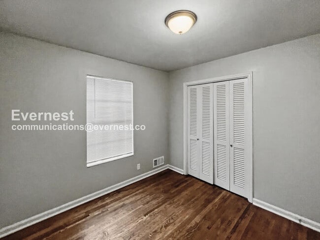 Building Photo - 1824 Maplecrest Ln