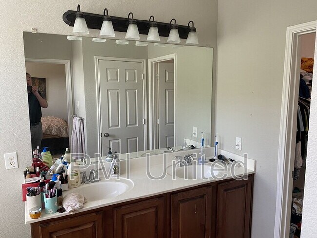 Building Photo - 15620 Gatehouse Dr
