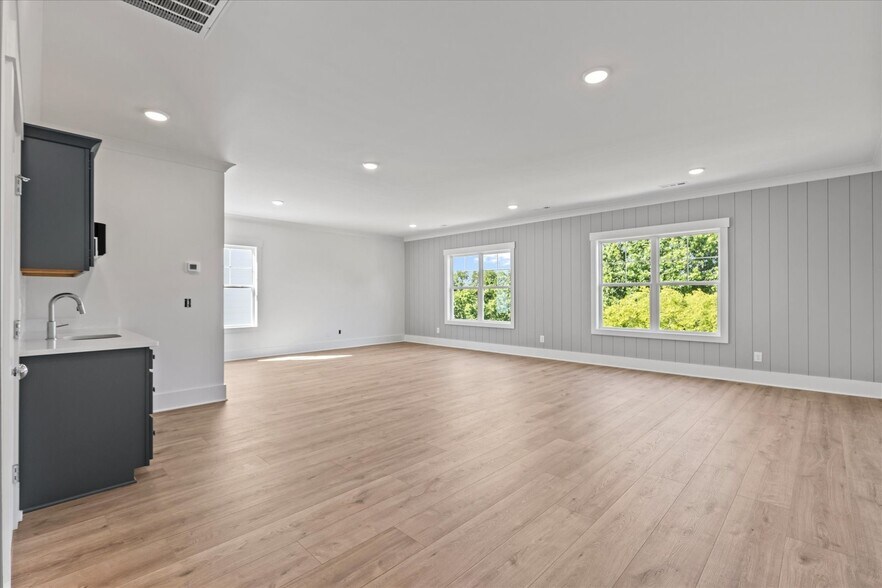 Building Photo - 321 Old Shackle Island Rd