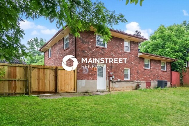 Building Photo - 3 Bedroom Pet-Friendly Home in Jeffersonville, IN with Main Street Renewal