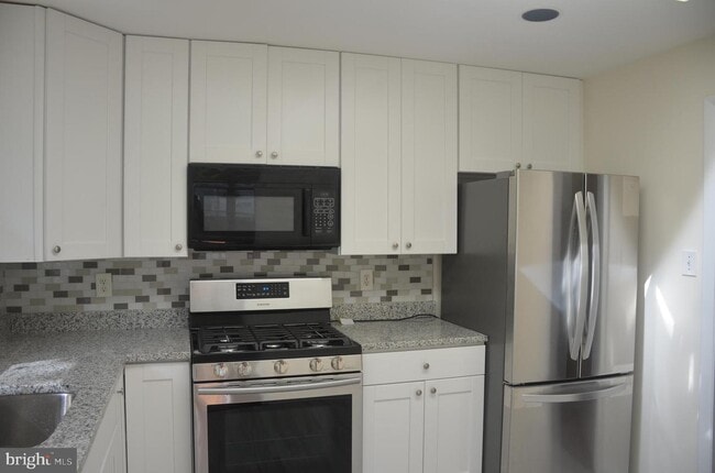 Primary Photo - 1446 Mayflower Dr