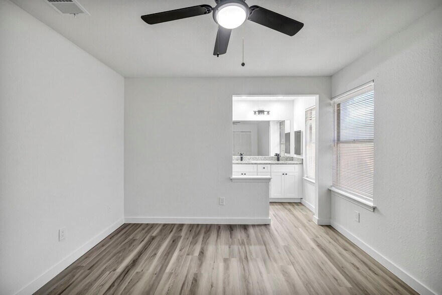 Building Photo - 5903 Kevin Kelly Plz