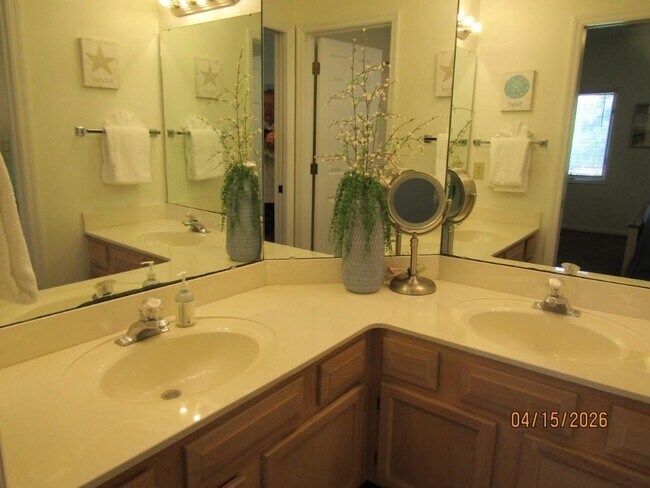 Building Photo - 1221 Lake Dr