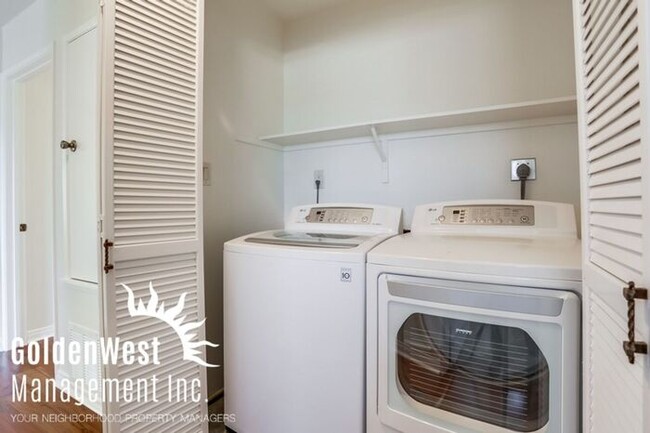 Building Photo - Charming 2Bdm 2Ba Upstairs Condo in a Prim...