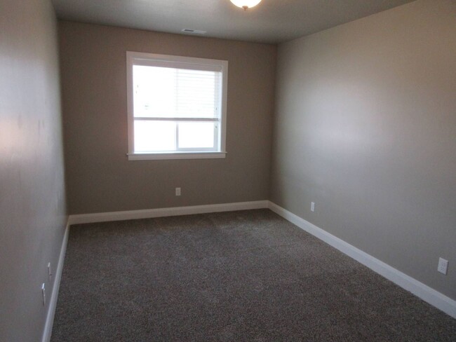 Building Photo - Town home living in the heart of Cedar City!