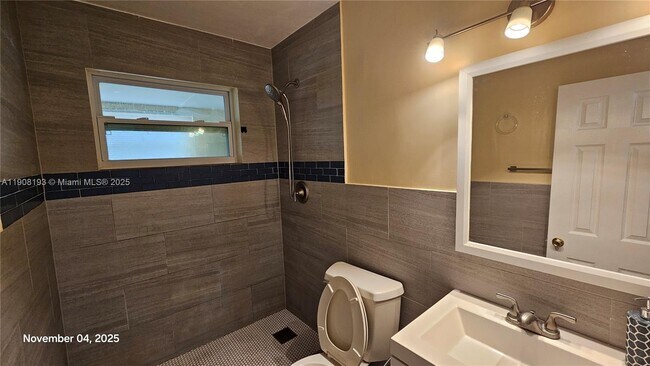 Building Photo - 1840 Fern Rd