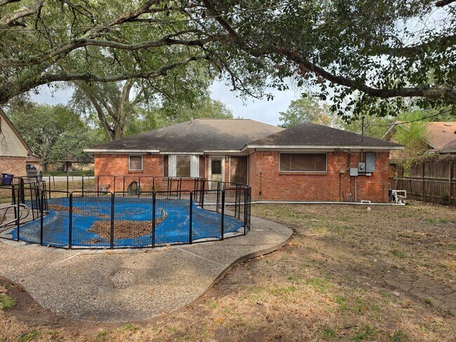 Building Photo - 2121 Redwood St