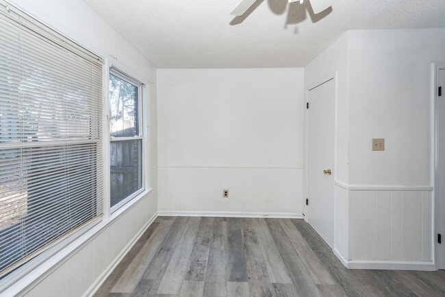 Building Photo - 2 Bedroom, 1.5 Bathroom Townhome - Summerville