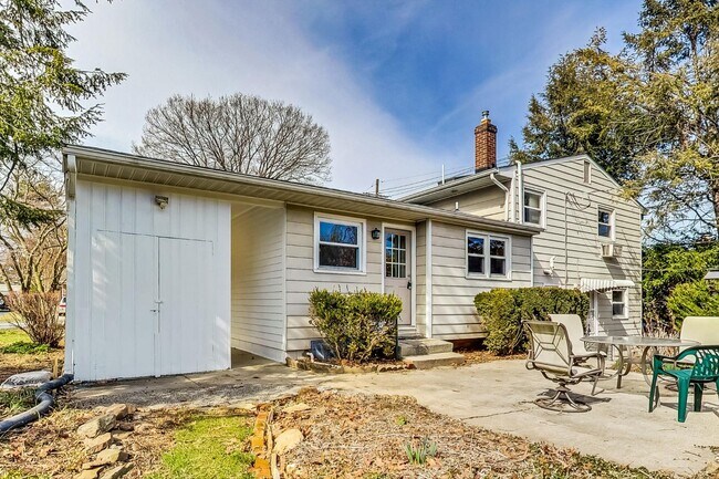 Building Photo - Fantastic in Frederick! Spacious 4 level Split -- 4 beds + 1 Full and 2 half baths