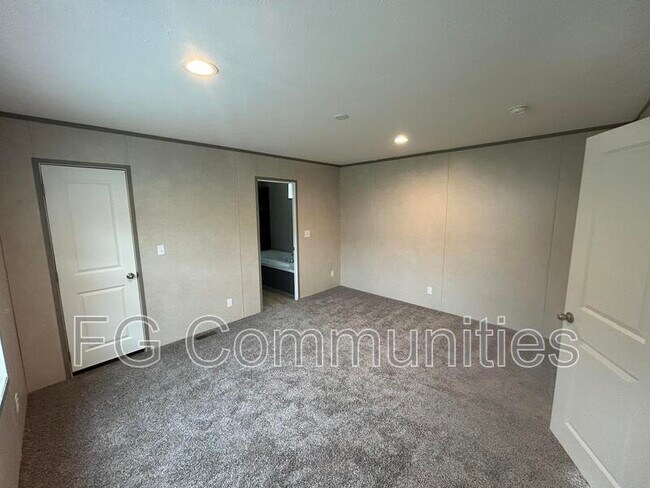 Building Photo - 129 Sides Meadow Dr