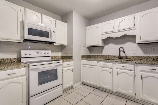 Building Photo - Beautiful 3-Bedroom Home Near Dining and Shopping with Spacious Backyard