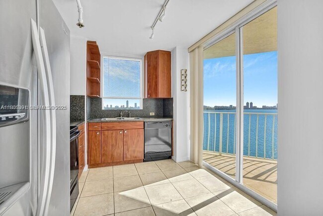 Building Photo - 7601 E Treasure Dr