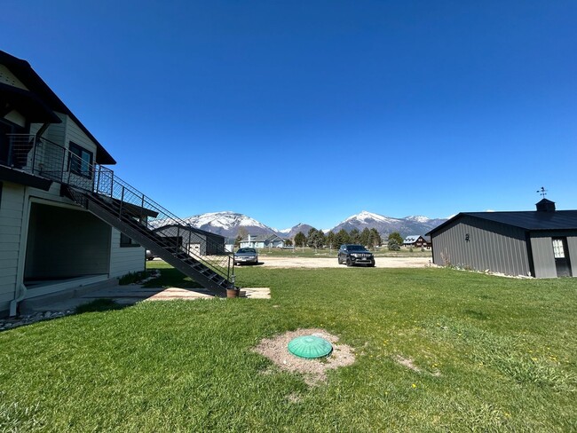 Building Photo - 2 bed, 1 Bath in Hamilton. Includes one ca...