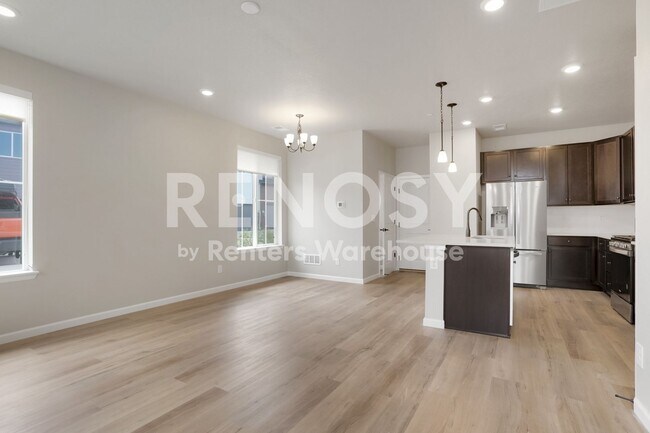 Building Photo - Stunning Brand New Townhouse in Castle Pines!