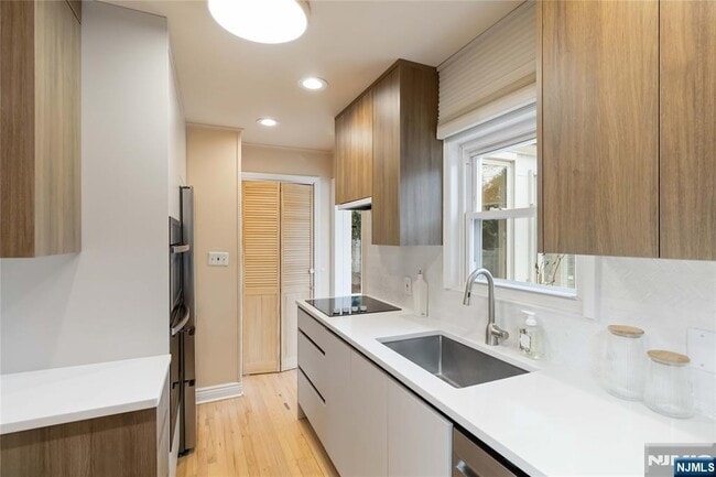 Building Photo - 31 Sherman Ave