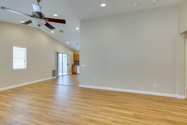 Building Photo - Single story 3 bedroom home in a lovely NW...