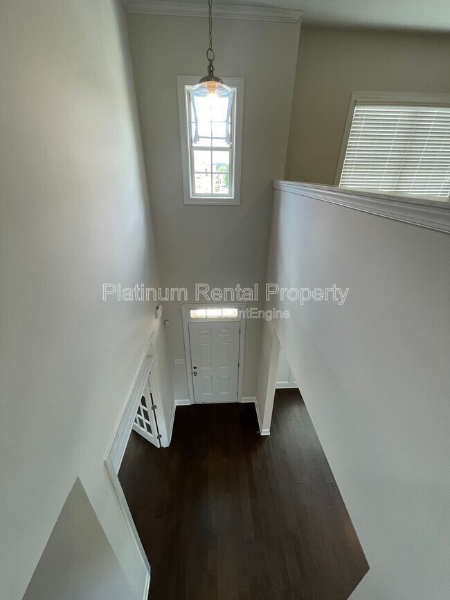 Building Photo - 1825 Dahlia Dr